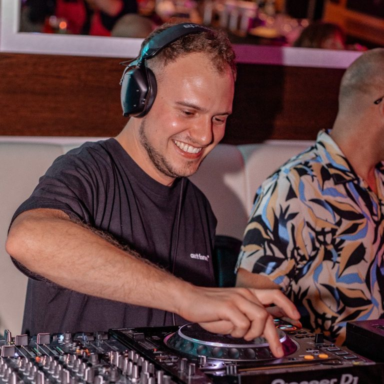 DJ Sven Klein | Leistungen - Der Soundtrack zu eurer Feier