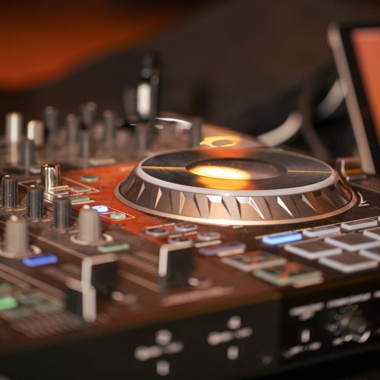DJ Sven Klein | Leistungen - Erstklassige Technik für einen satten Sound